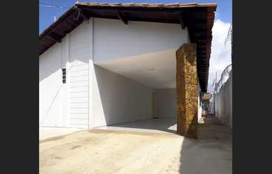 Imagem: A casa possui 3 Dormitórios, 1 Suíte, 2 Banheiros, 5 Vagas