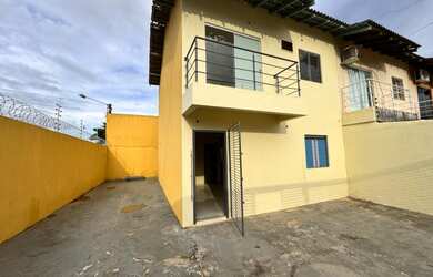 Imagem: A casa possui 3 Dormitórios, 1 Suíte, 3 Banheiros, 4 Vagas