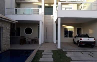 Imagem: A casa possui 4 Dormitórios, 4 Suítes, 5 Banheiros, 4 Vagas