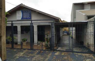 Imagem: A casa possui 5 Dormitórios, 2 Banheiros, 2 Vagas na garagem