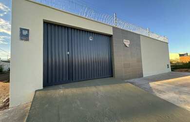 Imagem: A casa possui 3 Dormitórios, 1 Suíte, 1 Banheiro, 1 Vaga na