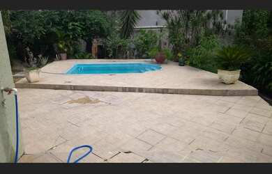 Imagem: A casa possui 3 Dormitórios, 3 Banheiros, 3 Vagas na garagem