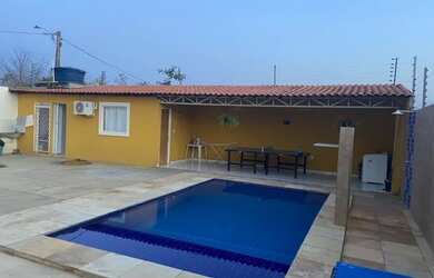 Imagem: A casa possui 3 Dormitórios, 3 Suítes, 1 Banheiro, 4 Vagas