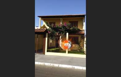 Imagem: A casa possui 2 Dormitórios, 2 Banheiros, 2 Vagas na garagem