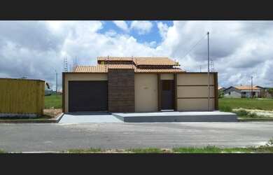 Imagem: A casa possui 2 Dormitórios, 1 Suíte, 2 Banheiros, 2 Vagas