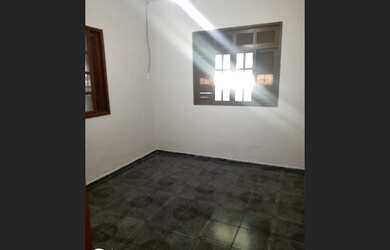 Imagem: A casa possui 3 Dormitórios, 1 Banheiro, Acomodam 6 pessoas