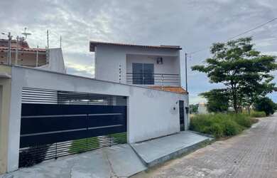 Imagem: A casa possui 2 Dormitórios, 1 Suíte, 3 Banheiros, 1 Vaga