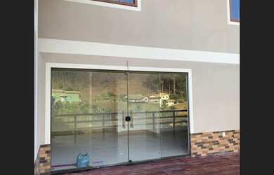 Imagem: A chácara possui 3 Dormitórios, 1 Suíte, 1 Banheiro, 2 Vagas