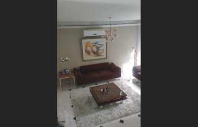 Imagem: A casa possui 5 Dormitórios, 2 Suítes, 4 Banheiros, 4 Vagas