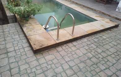 Imagem: A casa possui 3 Dormitórios, 1 Suíte, 1 Banheiro, 2 Vagas