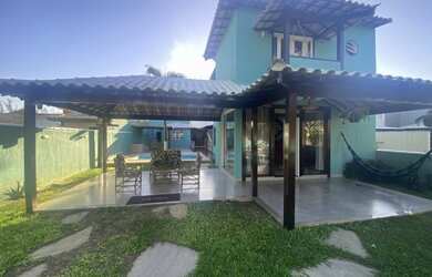 Imagem: A casa em condomínio e possui 4 Dormitórios, 3 Suítes, 1