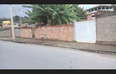 Imagem: A casa possui 9 Dormitórios, 1 Suíte, 5 Banheiros, 5 Vagas