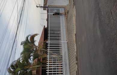 Imagem: A casa possui 3 Dormitórios, 1 Suíte, 2 Banheiros, Acomodam