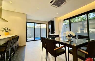 Imagem: A casa em condomínio possui 4 Dormitórios, 4 Suítes, 5 Banheiros