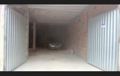 Imagem: A casa possui 2 Dormitórios, 1 Suíte, 1 Banheiro, Acomodam