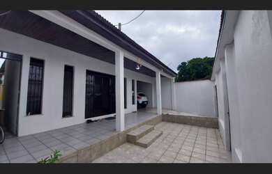 Imagem: A casa possui 4 Dormitórios, 2 Suítes, 3 Banheiros, 2 Vagas