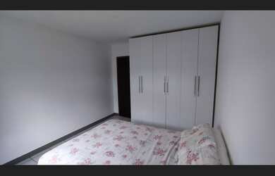 Imagem: A casa possui 2 Dormitórios, 1 Banheiro, 2 Vagas na garagem