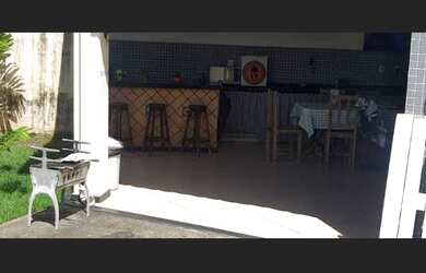 Imagem: A casa possui 3 Dormitórios, 1 Suíte, 2 Banheiros, 2 Vagas