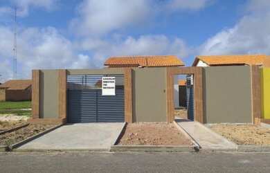 Imagem: A casa possui 2 Dormitórios, 1 Suíte, 2 Banheiros, 2 Vagas