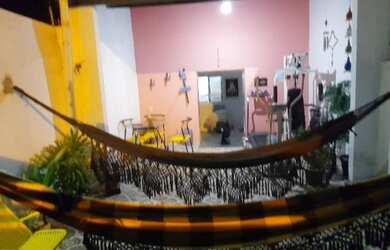 Imagem: A casa possui 2 Dormitórios, 1 Suíte, 2 Banheiros, Acomodam