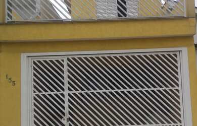 Imagem: A casa possui 3 Dormitórios, 2 Banheiros, 2 Vagas na garagem