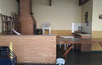 Imagem: A casa possui 3 Dormitórios, 1 Suíte, 4 Banheiros, Acomodam