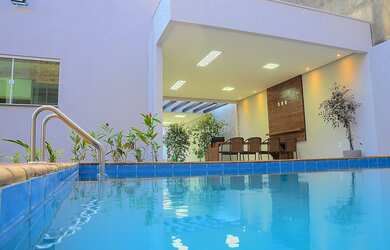 Imagem: A casa possui 4 Dormitórios, 2 Suítes, 3 Banheiros, 3 Vagas