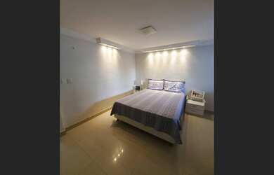 Imagem: A casa possui 2 Dormitórios, 1 Suíte, 1 Banheiro, Acomodam