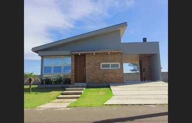 Imagem: A casa à venda possui 3 Dormitórios, 1 Suíte, 1 Banheiro