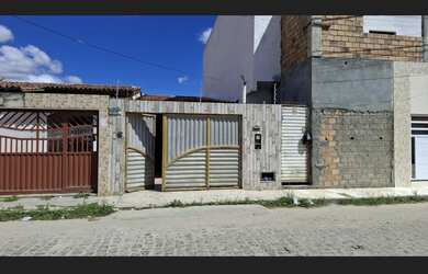 Imagem: A casa possui 3 Dormitórios, 2 Suítes, 1 Banheiro, 2 Vagas