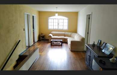 Imagem: A casa em condomínio possui 5 Dormitórios, 4 Suítes, 3 Banheiros