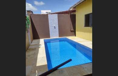 Imagem: A casa possui 4 Dormitórios, 1 Suíte, 2 Banheiros, Acomodam