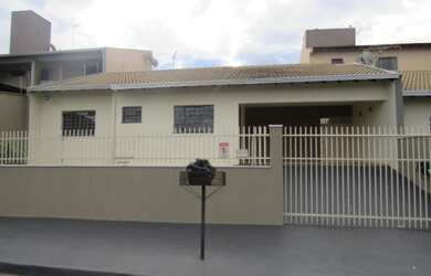 Imagem: A casa possui 3 Dormitórios, 1 Suíte, 2 Banheiros, Acomodam