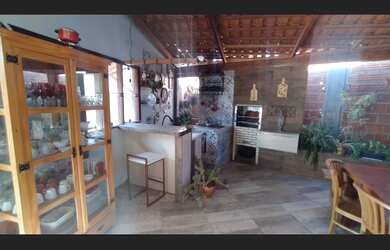 Imagem: A casa possui 2 Dormitórios, 1 Suíte, 1 Banheiro, 1 Vaga na