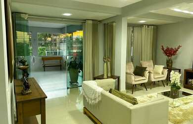 Imagem: A casa em condomínio possui 4 Dormitórios, 3 Suítes, 5 Banheiros