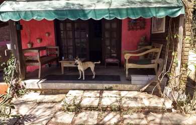 Imagem: A casa possui 4 Dormitórios, 2 Banheiros, 2 Vagas na garagem