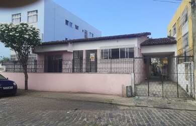 Imagem: A casa possui 7 Dormitórios, 3 Banheiros, 3 Vagas na garagem