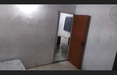 Imagem: A casa possui 2 Dormitórios, 1 Suíte, 1 Banheiro, Acomodam