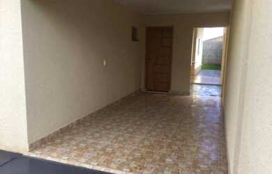 Imagem: A casa possui 2 Dormitórios, 1 Suíte, 2 Banheiros, Acomodam