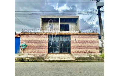 Imagem: A casa possui 3 Dormitórios, 1 Banheiro, 2 Vagas na garagem