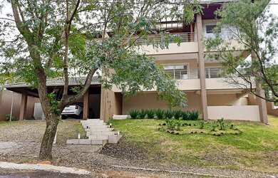 Imagem: A casa em condomínio possui 5 Dormitórios, 5 Suítes, 7 Banheiros