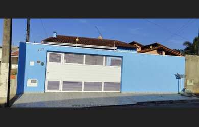 Imagem: A casa possui 3 Dormitórios, 1 Suíte, 3 Banheiros, 4 Vagas