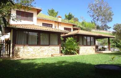 Imagem: A casa à venda possui 4 Dormitórios, 4 Suítes, 6 Banheiros