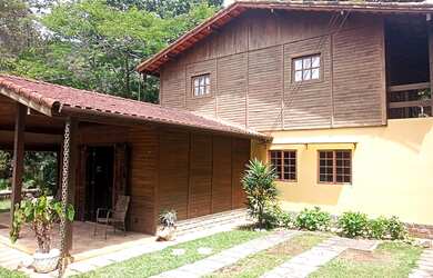 Imagem: A casa em condomínio possui 5 Dormitórios, 2 Suítes, 5 Banheiros