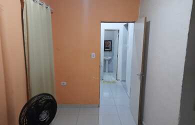 Imagem: A casa possui 4 Dormitórios, 1 Suíte, 2 Banheiros e Direto