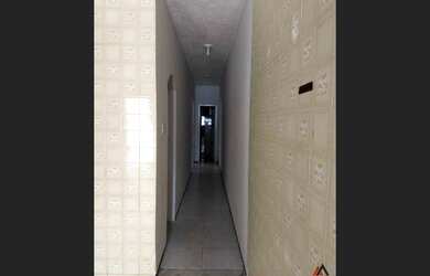 Imagem: A casa possui 2 Dormitórios, 1 Suíte, 1 Banheiro, Acomodam