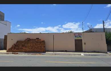 Imagem: O depósito possui 5 Dormitórios, 5 Suítes, 5 Banheiros, Acomodam