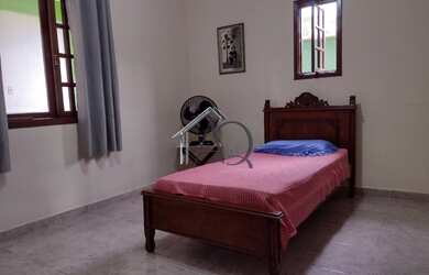 Imagem: A casa possui 3 Dormitórios, 2 Banheiros e está localizado