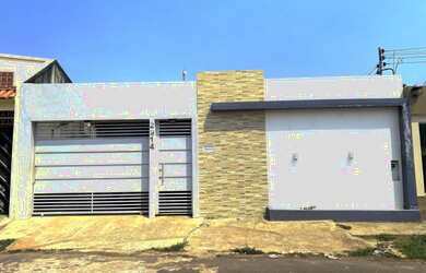 Imagem: A casa possui 4 Dormitórios, 2 Suítes, 3 Banheiros, 4 Vagas