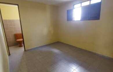 Imagem: A casa possui 2 Dormitórios, 1 Banheiro, 2 Vagas na garagem